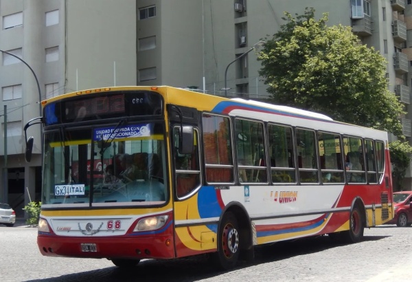 Héroe a bordo: un delincuente intentó robarle a una joven arriba de un colectivo en La Plata y un pasajero lo detuvo