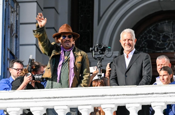 Furor por Johnny Depp en La Plata: Fue declarado “visitante ilustre” y miles de personas lo recibieron en la municipalidad