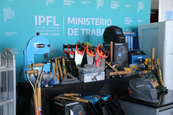 El gobierno bonaerense entregó herramientas de trabajo a los egresados de la formación laboral