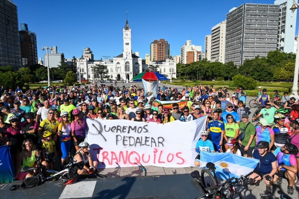 Ciclistas protestaron en Plaza Moreno tras el ataque a balazos en diagonal 74: "Queremos pedalear tranquilos"