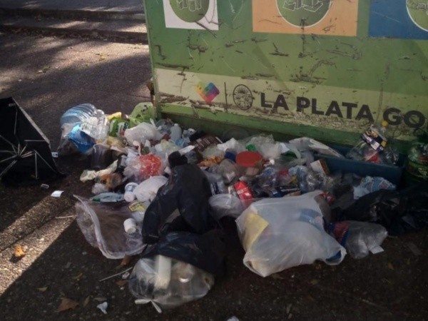 Vecinos denuncian que la basura desbordó a una reconocida plaza de La Plata