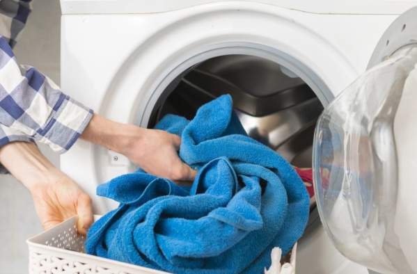 El método "mágico" para que las toallas salgan como nuevas del lavarropas