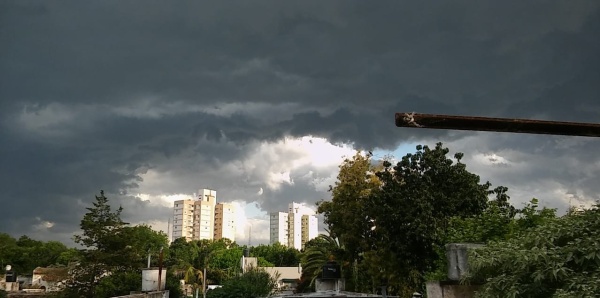 Fuertes tormentas y ráfagas de viento se aproximan en la ciudad