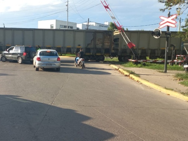 Un tren de carga descarril&oacute; en La Plata y bloque&oacute; el tr&aacute;nsito