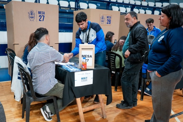 El oficialismo explicó la demora en el inicio de las elecciones y responsabilizó a los apoderados de cada lista