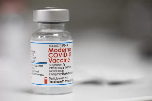 Reino Unido aprobó una vacuna que combate la variante ómnicron