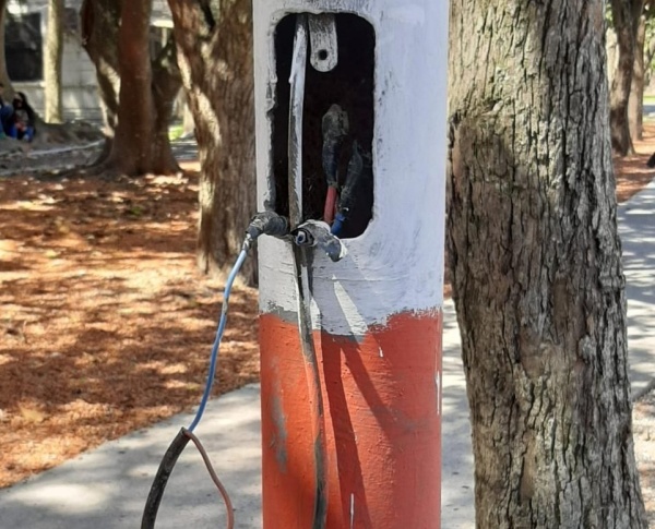 Vecinos alertan por la peligrosidad de un poste con cables sueltos