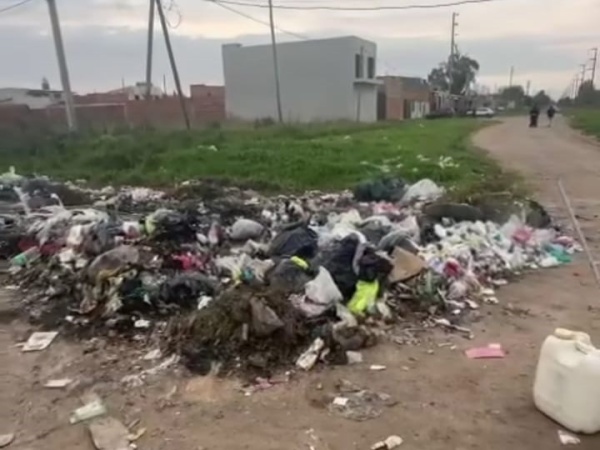 Vecinos del Barrio El Futuro denuncian un basural a cielo abierto en calle 526 y 161