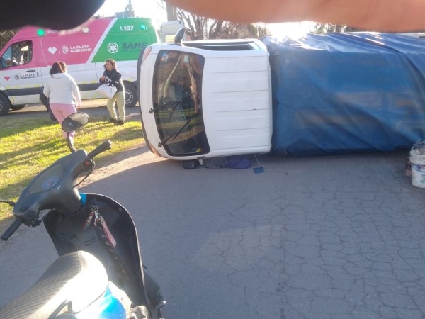 Impresionante choque en City Bell: Una camioneta volcó tras el impacto y un hombre resultó herido