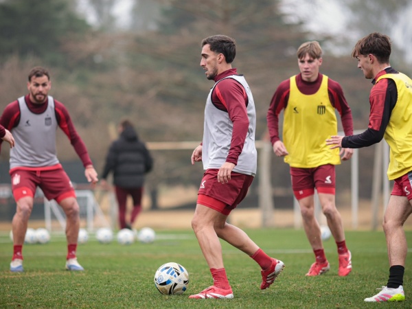 Plagado de ausencias, con un debut y una llamativa decisión Estudiantes se instaló en Santa Fe