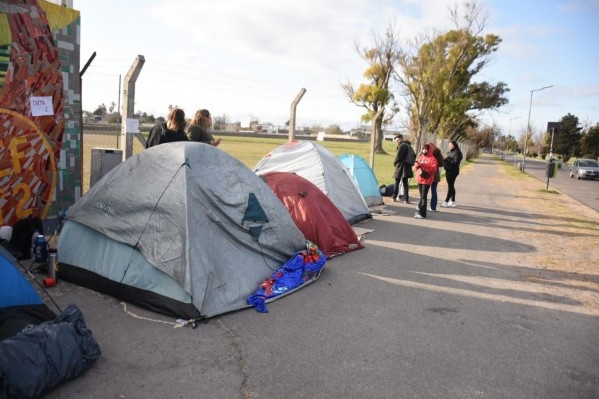 Hacia la fila en una carpa para ver a Justin Bieber en La Plata y lo echaron por ser hombre: "No te queremos en el acampe"