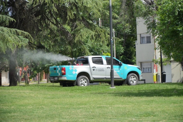 El Municipio platense avanza con el plan de fumigación contra los mosquitos: operativos en Altos de San Lorenzo y Los Hornos