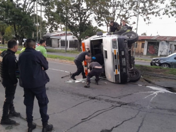 Una camioneta fue embestida en La Plata y dos hombres quedaron inconscientes en su interior
