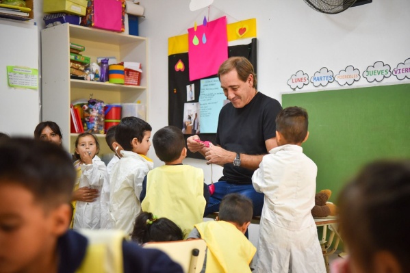 Garro recorrió Villa Elvira: visitó la ampliación de un jardín maternal y supervisó el avance de obras