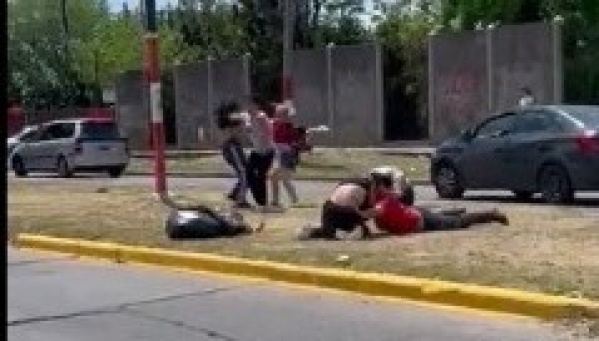 Madres y estudiantes a las piñas a la salida de un colegio en Los Hornos