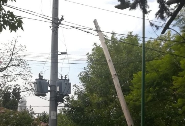 Un poste de luz desató la preocupación de los vecinos de Gonnet