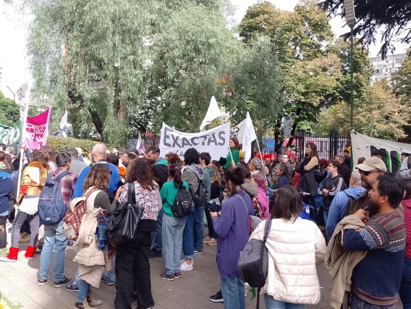 Clases públicas, paro y marcha: así fue la protesta de la UNLP contra el desfinanciamiento de la educación