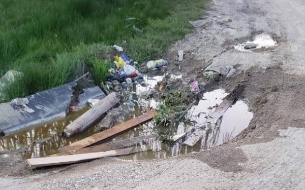 Vecinos de calle 471 y 4 denuncian la presencia de un gran pozo en plena calle que acumula residuos