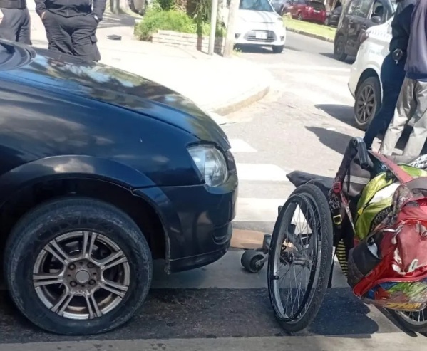 Un peatón fue atropellado por un taxi en pleno cruce peatonal de Berisso