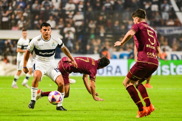 Con un error garrafal del arquero rival, Gimnasia le ganó 1 a 0 a Lanús con gol de Comba