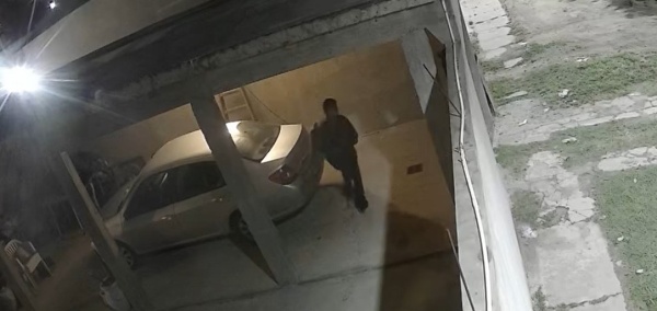 Filmaron a dos delincuentes mientras robaban una vivienda en Berisso