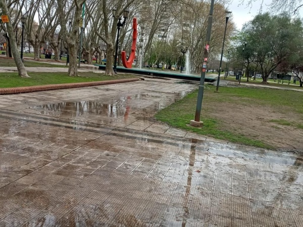 Vecinos de Plaza Malvinas reclaman por una importante pérdida de agua