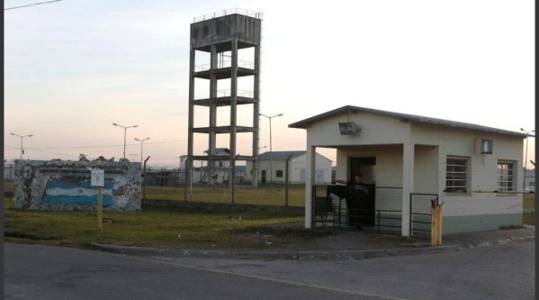 Intentó ingresar marihuana escondida en frascos de shampoo en un penal de Romero y terminó detenido