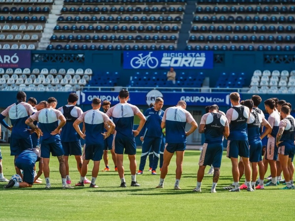 Flores y la fórmula para intentar ganar el clásico: Dos cambios, tres regresos, una sorpresiva vuelta y dos borrados