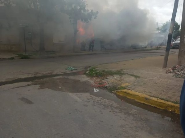 Un incendió devoró una vivienda en Ensenada: el propietario tuvo que ser trasladado a un centro médico