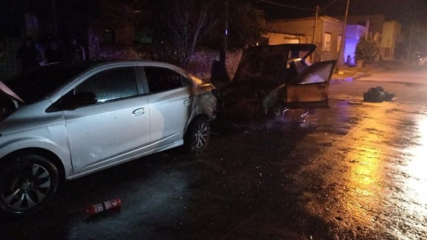 Tres jóvenes de Berisso quedaron filmados en el momento que prendieron fuego un auto