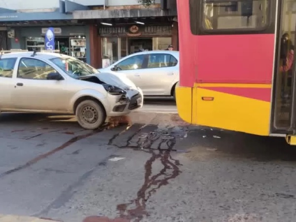 Fuerte colisión entre un micro y un auto en Berisso sin heridos graves