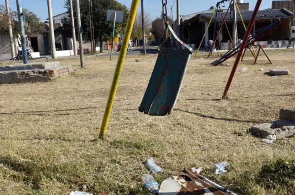 Plazas de Villa Elisa en mal estado y el continuo reclamo de los vecinos