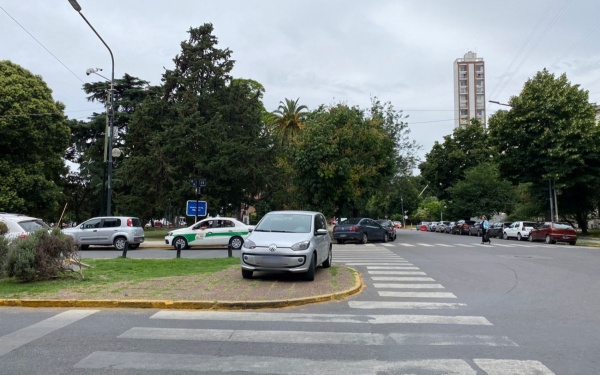 Vecinos de calle 51, furiosos por los autos “que estacionan donde quieren”