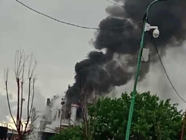 Susto y tensión tras el incendio en un sector de la refinería de YPF: el fuego fue controlado por personal de bomberos