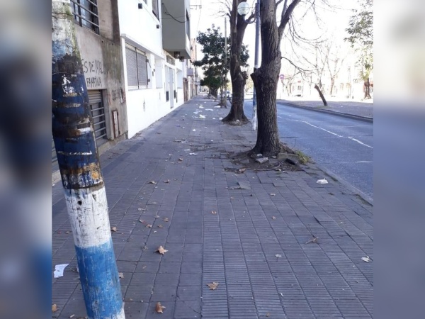 Vecinos de El Mondongo enojados con los puesteros de diagonal 79: "No limpian la rambla"