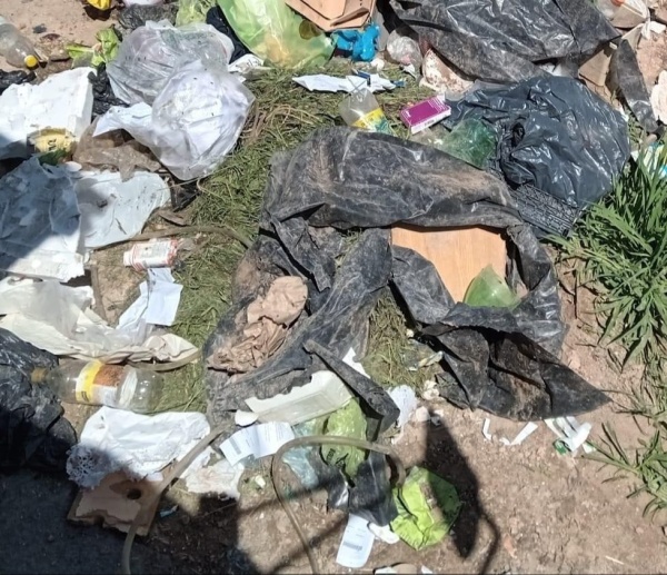 En 55 y 157, los vecinos se quejaron por la basura acumulada: “La gente es sucia”