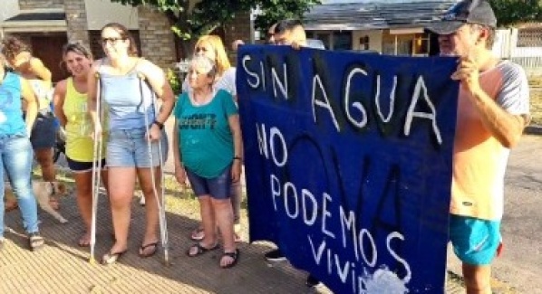 Vecinos de Altos de San Lorenzo cortaron la calle reclamando por falta de agua