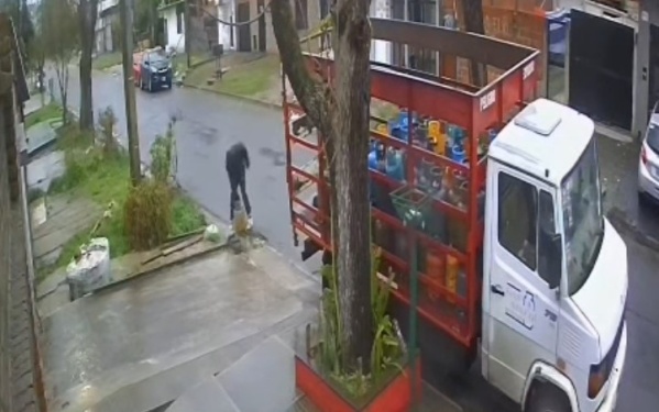 Así un delincuente se robó una garrafa mientras pasaba la policía y aún así escapó