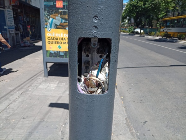 Falta la tapa en un poste de 7 y 45 y los cables están a la vista de todos