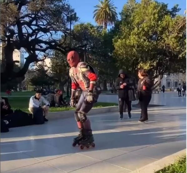 El hombre araña se llevó todas las miradas en pleno centro de La Plata