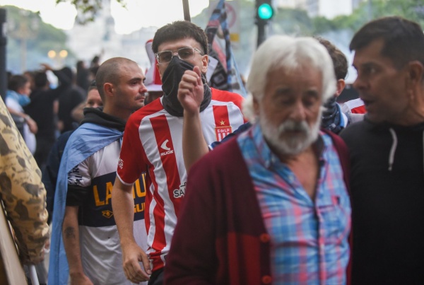 Balas de goma, destrozos y caos frente al Congreso: dos de los detenidos son hinchas de Gimnasia