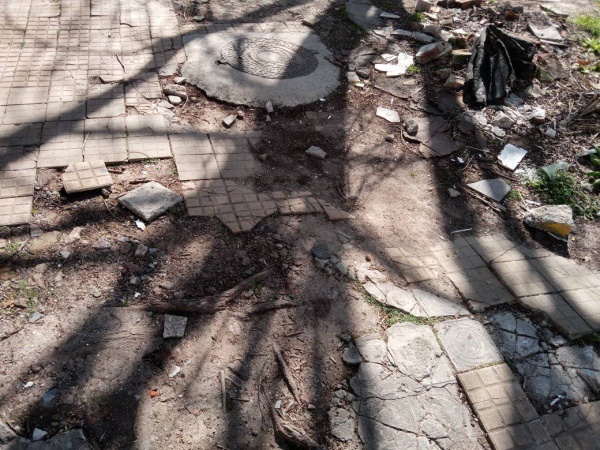 El mal estado de la vereda sobre diagonal 73 entre 57 y 58 acumula denuncia de vecinos que exigen una solución