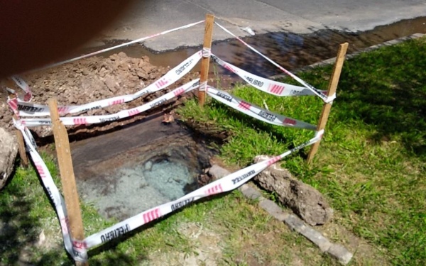 Vecinos reclaman por un caño roto que no les permite tener agua: "No entra ni una gota"