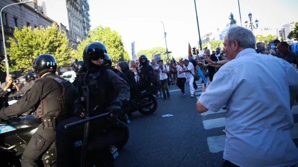 Represión en el Congreso a jubilados con gases lacrimógenos