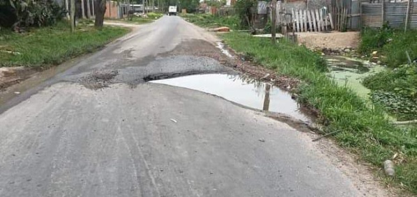 Por un "super pozo" en una calle platense dejan de pasar los colectivos