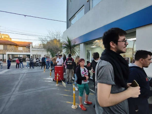 Furor por el intercambio de figuritas en una estación de servicio platense