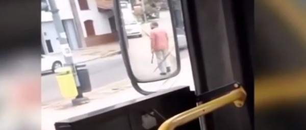 Una pelea de tránsito en La Plata terminó con un taxista rompiendo los vidrios de un micro