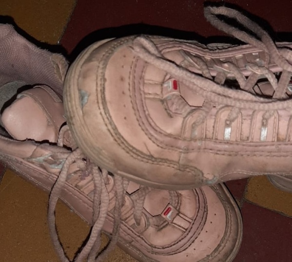 Su mamá la abandonó en La Plata y las únicas zapatillas que tiene para ir al colegio se le viven rompiendo y despegando