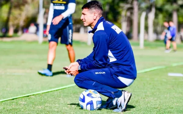 Con dos regresos y una ausencia que preocupa Gimnasia viajó a Rosario para visitar mañana a Newell's 