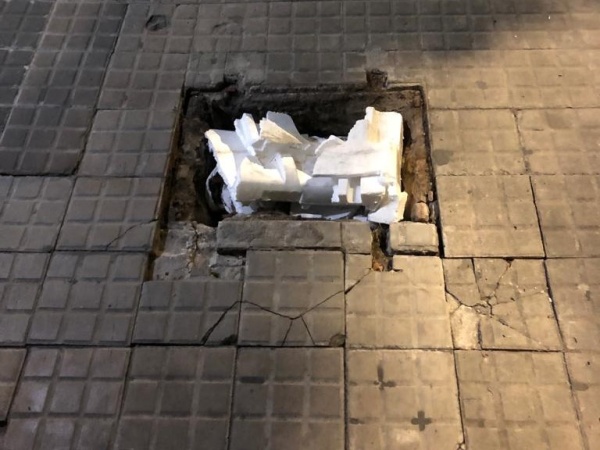Se cansaron de reclamar por un pozo en el medio de la vereda en 5 entre 46 y 47
